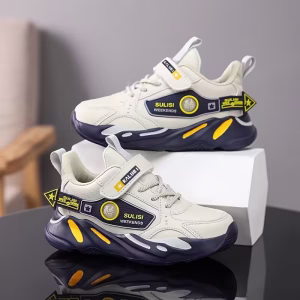 Lightweight Low-Top Sneakers with Closure